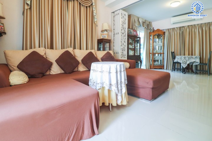 *****บ้านเดี่ยวมือสองนนทบุรี ม.คณาสิริ ชัยพฤกษ์-วงแหวน จากแบรนด์ชื่อดัง Sansiri บ้านสวย แถมเฟอร์นิเจอร์มายมาก บนเนื้อที่ 51.6 ตร.ว. มาพร้อมฟังก์ชัน 3 ห้องนอน 2 ห้องน้ำ จอดรถ 2 คัน แถมฟรี ! เครื่องปรับอากาศ 5 เครื่อง เติมเต็มด้วยสิ่งอำนวยความสะดวกครบครัน บนทำเลศักยภาพ ใกล้ถนนกาญจนาภิเษก และ รถไฟฟ้าสถานีคลองบางไผ่